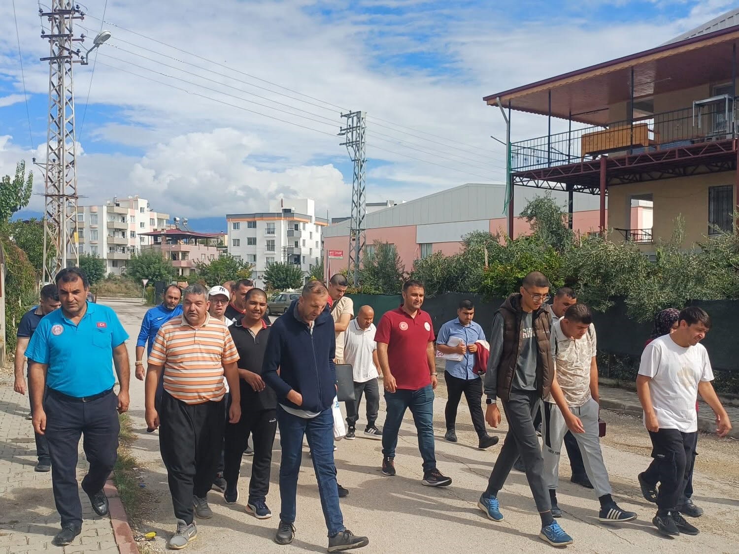 Adana'da özel bireyler Dünya Yürüyüş Günü'nde yürüdü