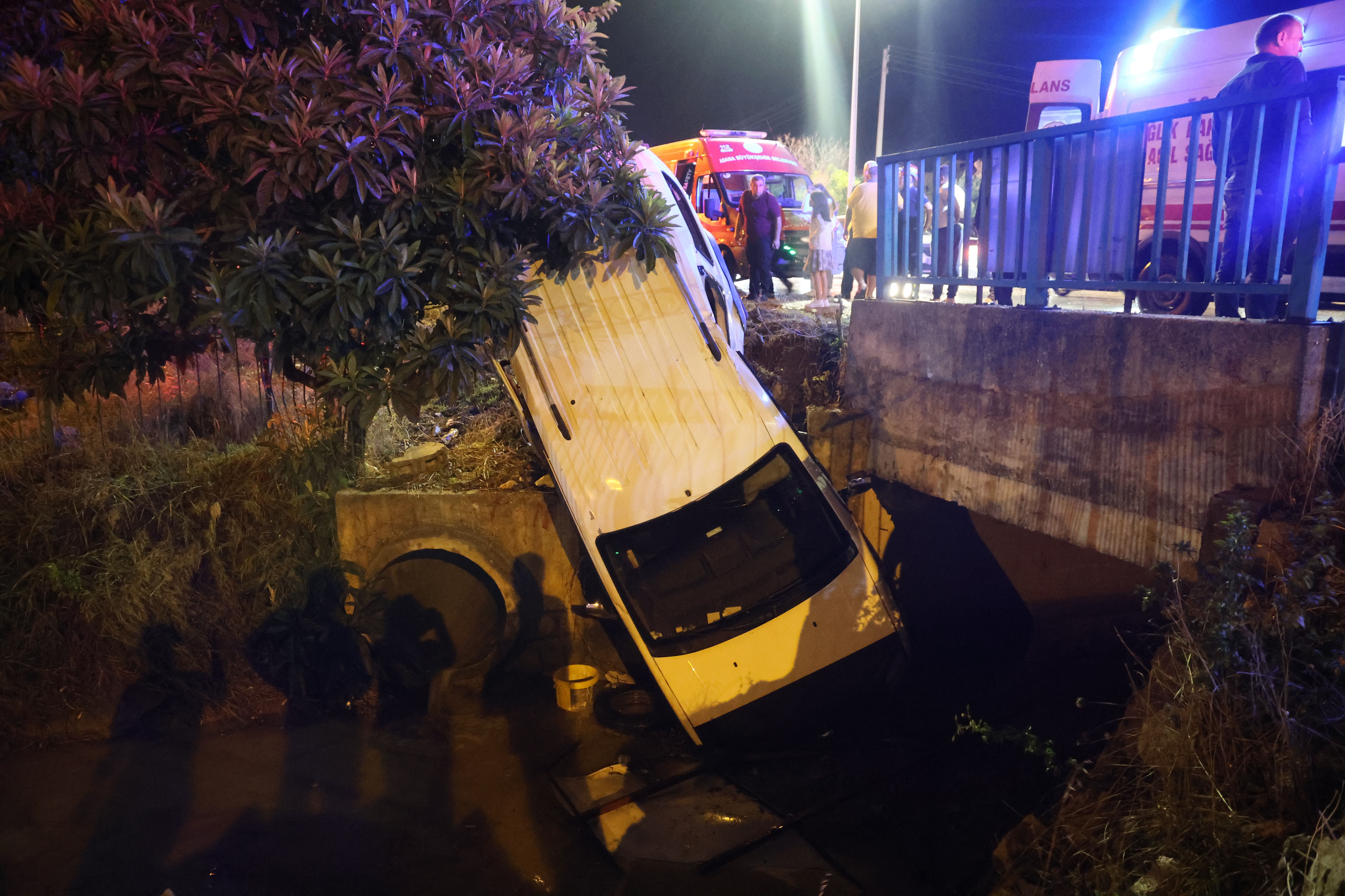 Adana’da şiddetli yağışta kayan otomobil sulama kanalına düştü: 2 kişi yaralandı