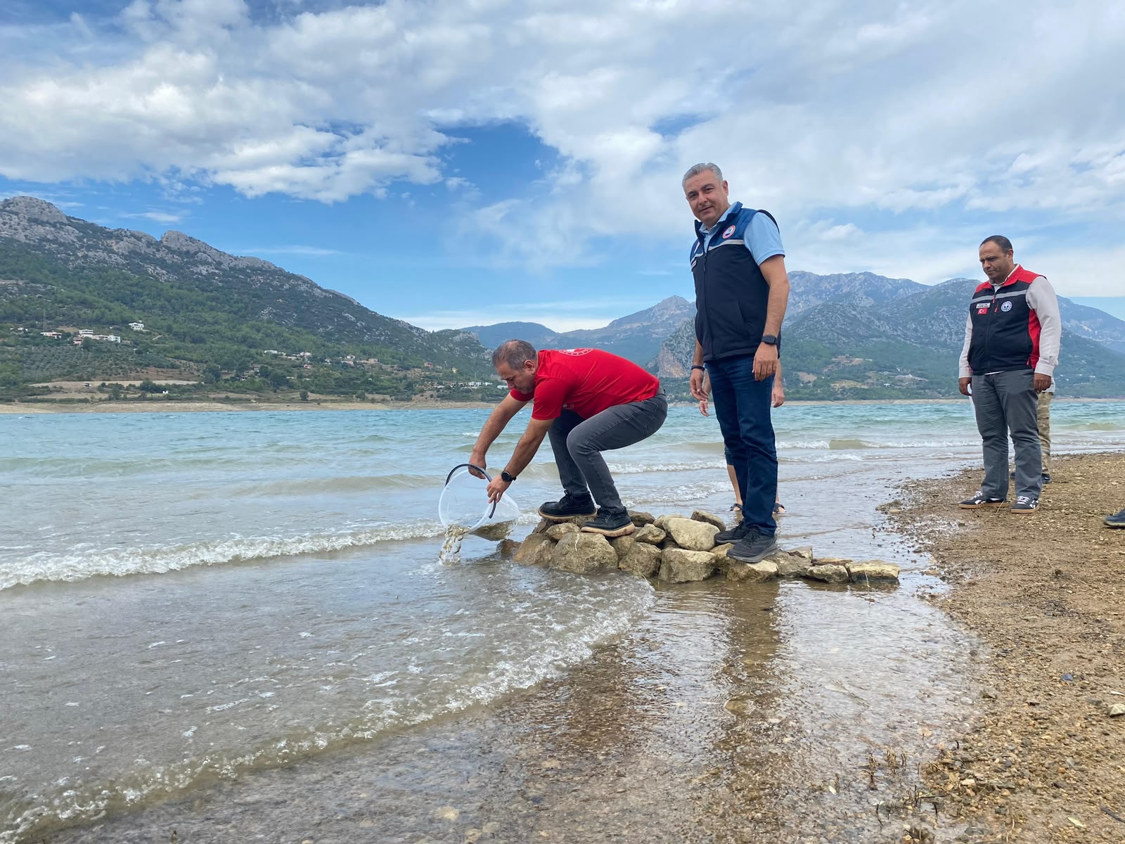 Kozan’da 665 bin sazan yavrusu su kaynaklarına bırakıldı