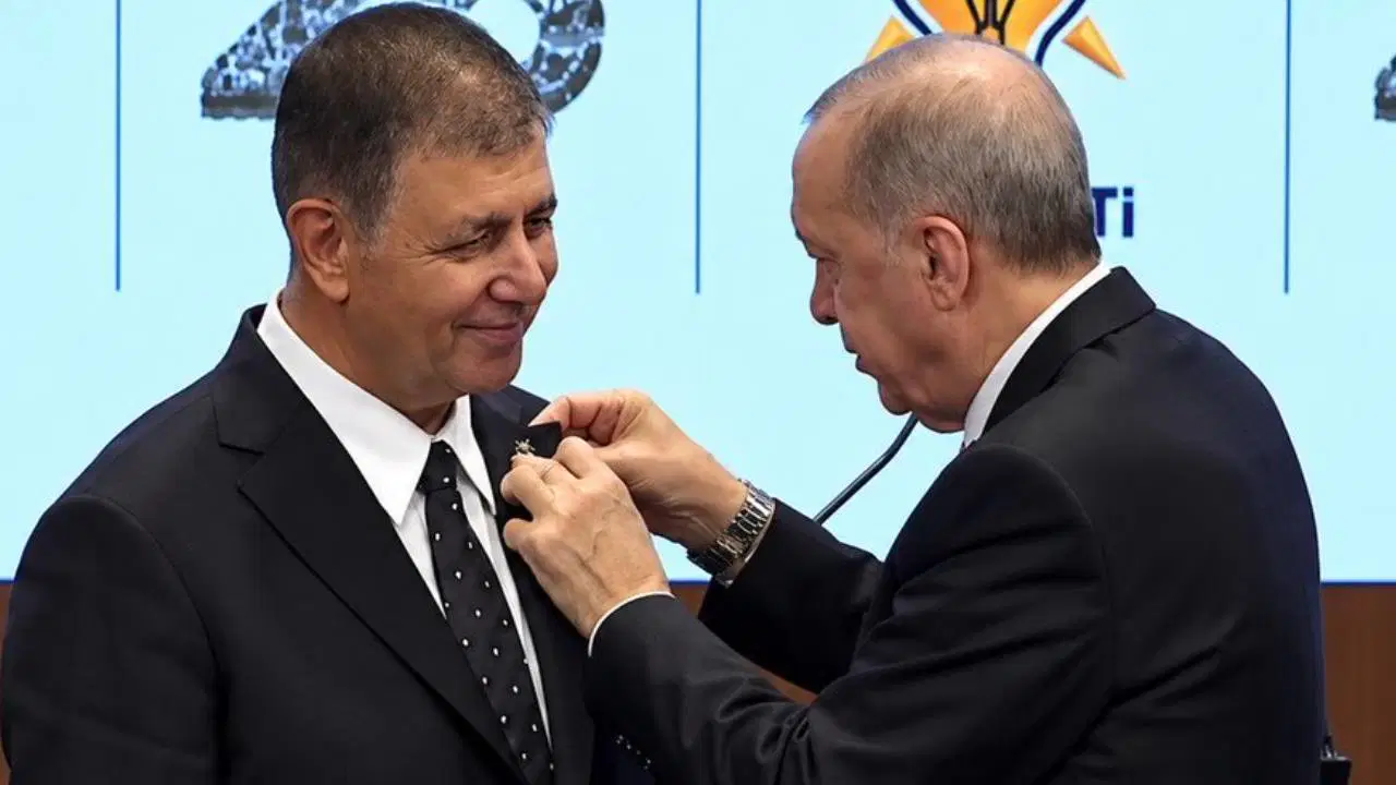 Cemil Tugay rozeti taktı: İzmir Belediyesi AK Parti'ye geçti