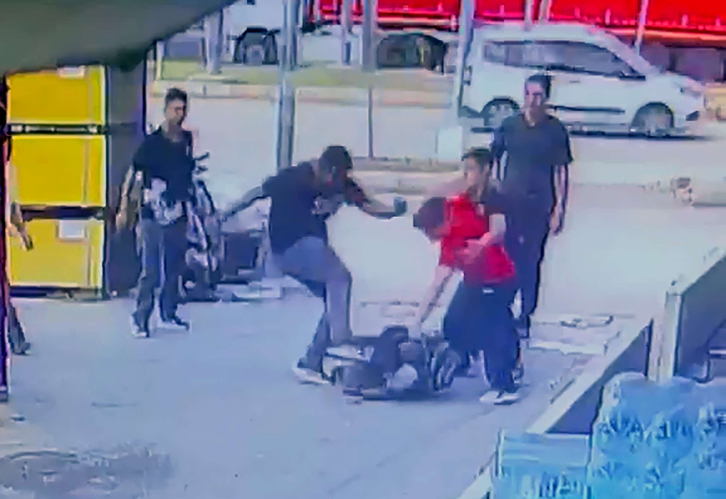 Adana’da iki çocuk, tartıştıkları çocuğu sokak ortasında darbetti