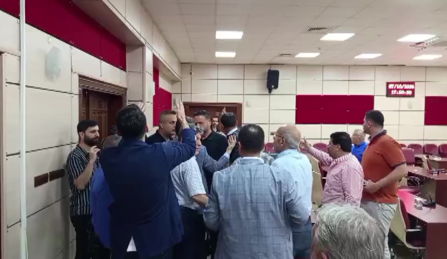 Yüreğir Belediye Meclisi'nde "satılık" tartışması: CHP'li iki meclis üyesi birbirine girdi