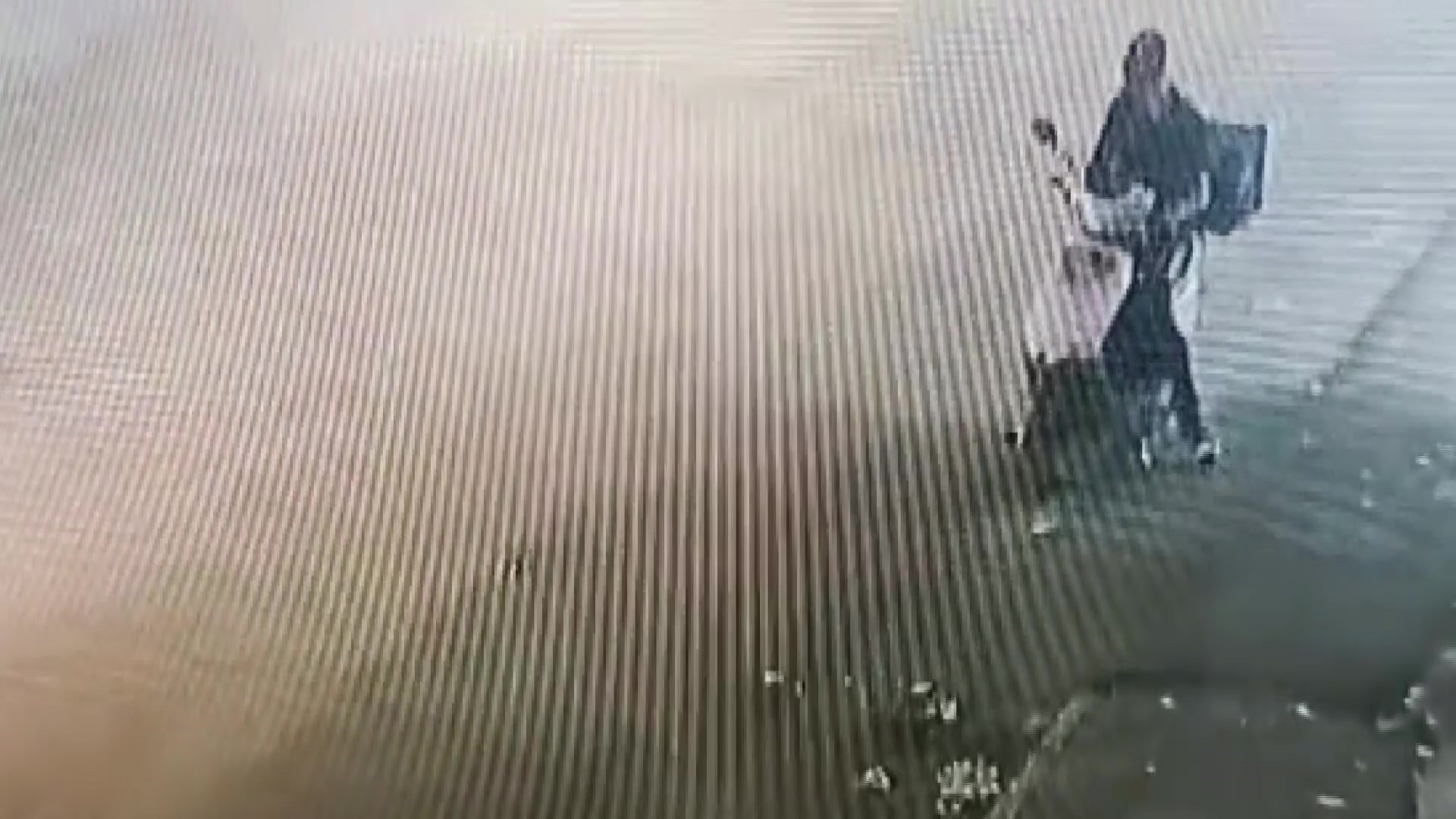 Kurye paketi teslim ederken motosikleti çalındı: Şüphelinin savunması şaşırttı