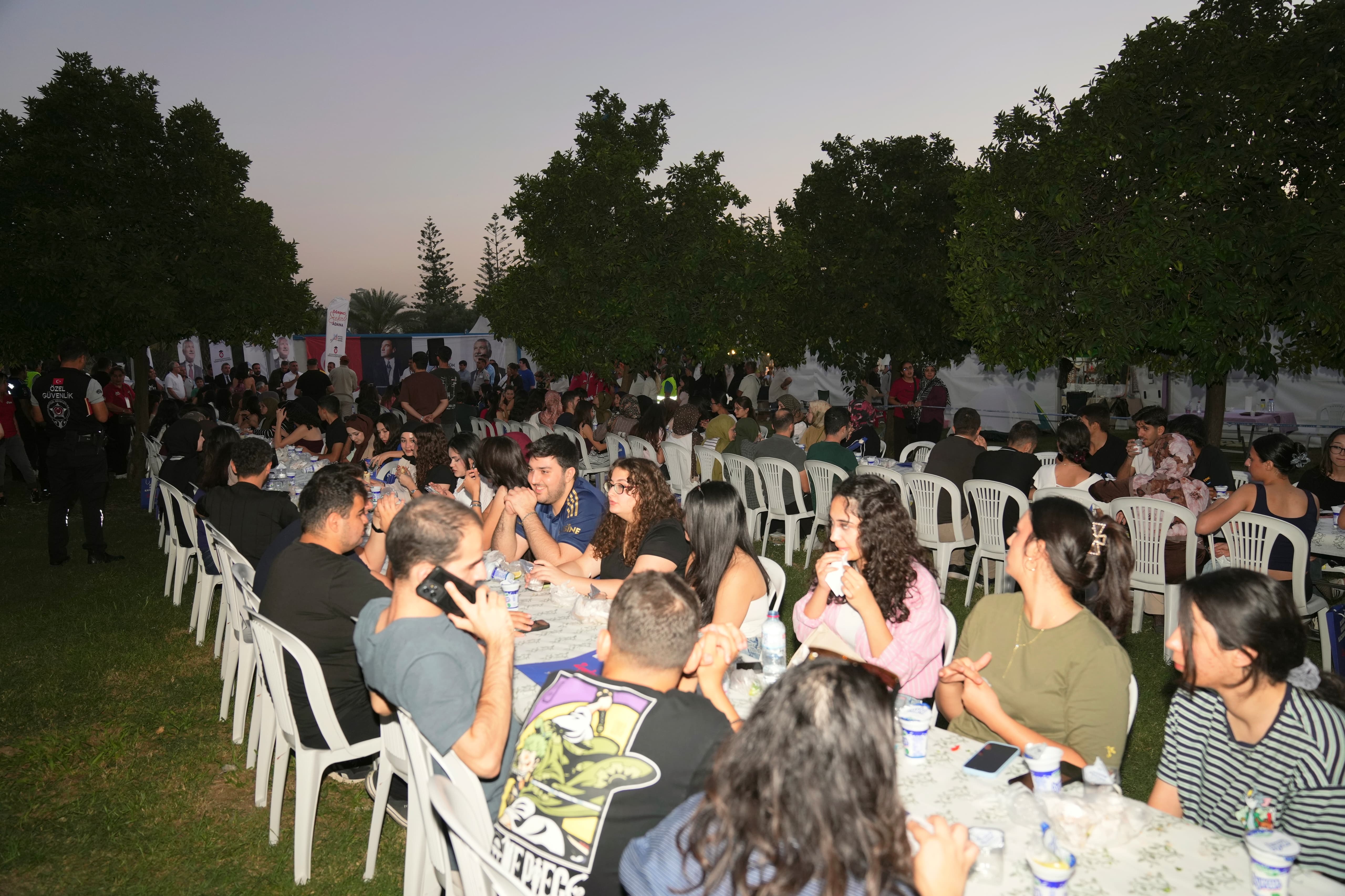 Adana Büyükşehir Belediyesi, Lezzet Festivali’nde öğrencileri kebap sofrasında buluşturdu