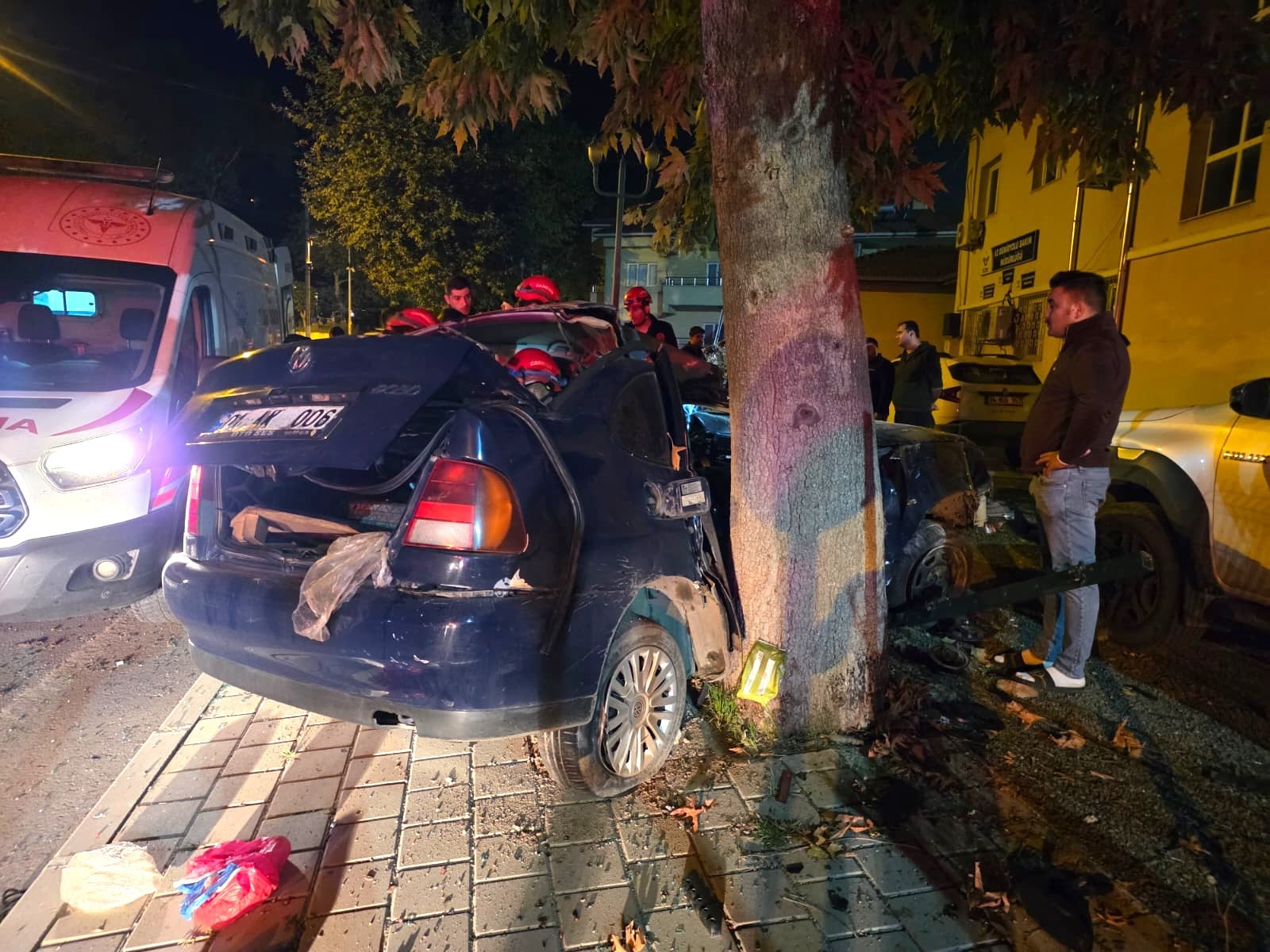 Pozantı’da otomobil ağaca çarptı: 13 yaşındaki çocuk hayatını kaybetti