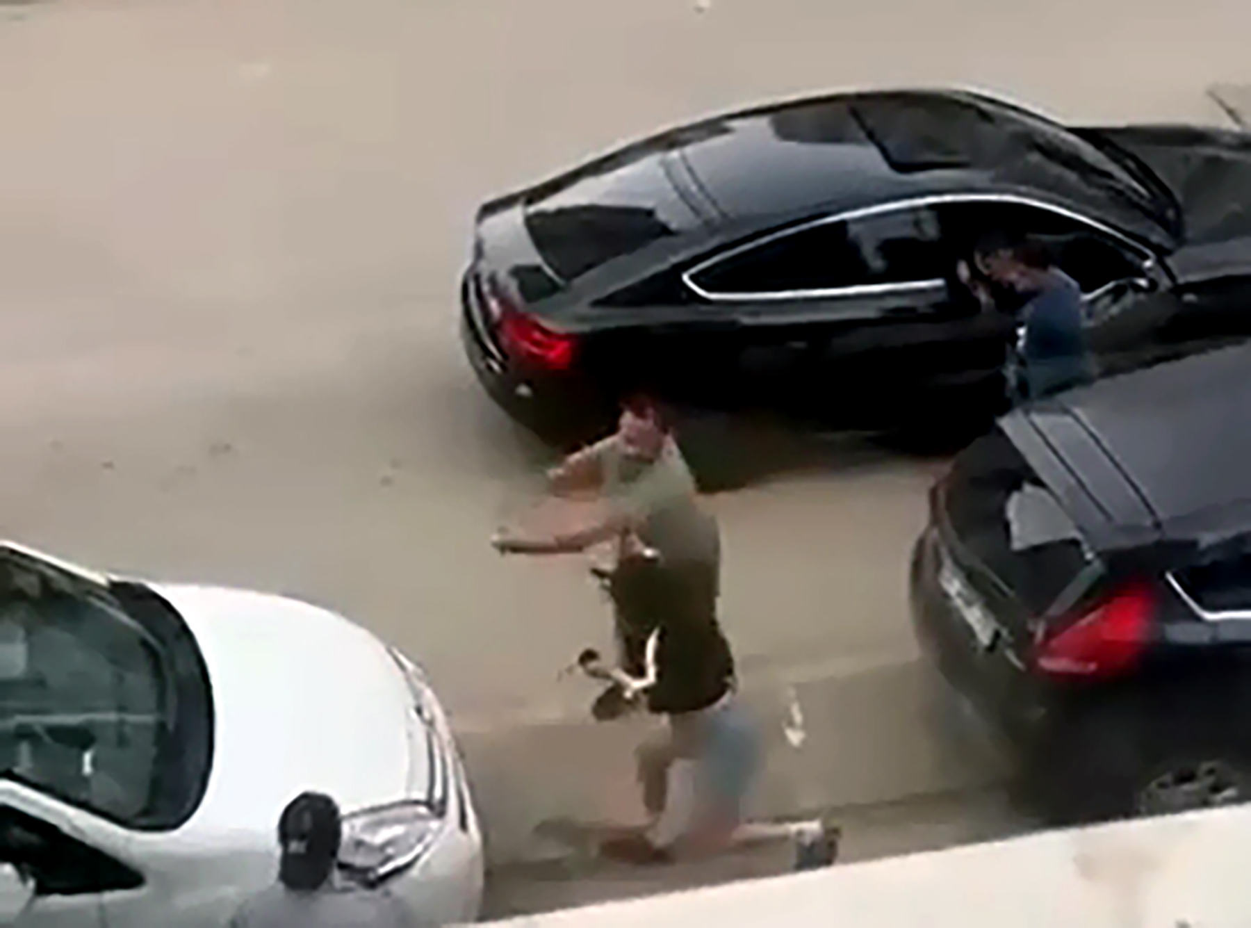 Adana’da kadına şiddet: Çocuğu babasını iterek tepki gösterdi
