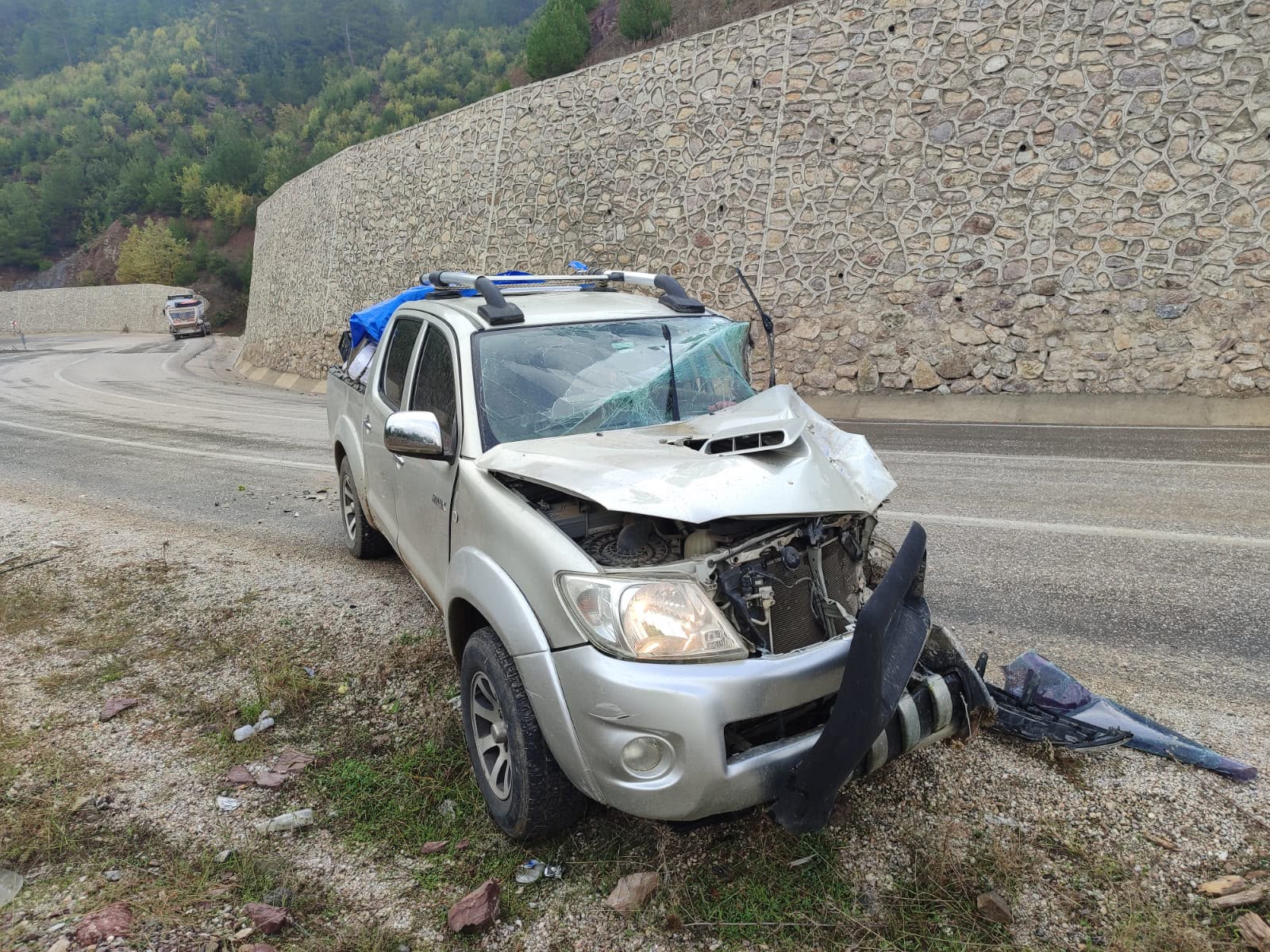 Feke’de tır ile pikap çarpıştı: 2 kişi yaralandı