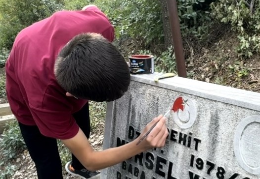 Feke’de öğrenciler şehit mezarlarının bakımını yaptı