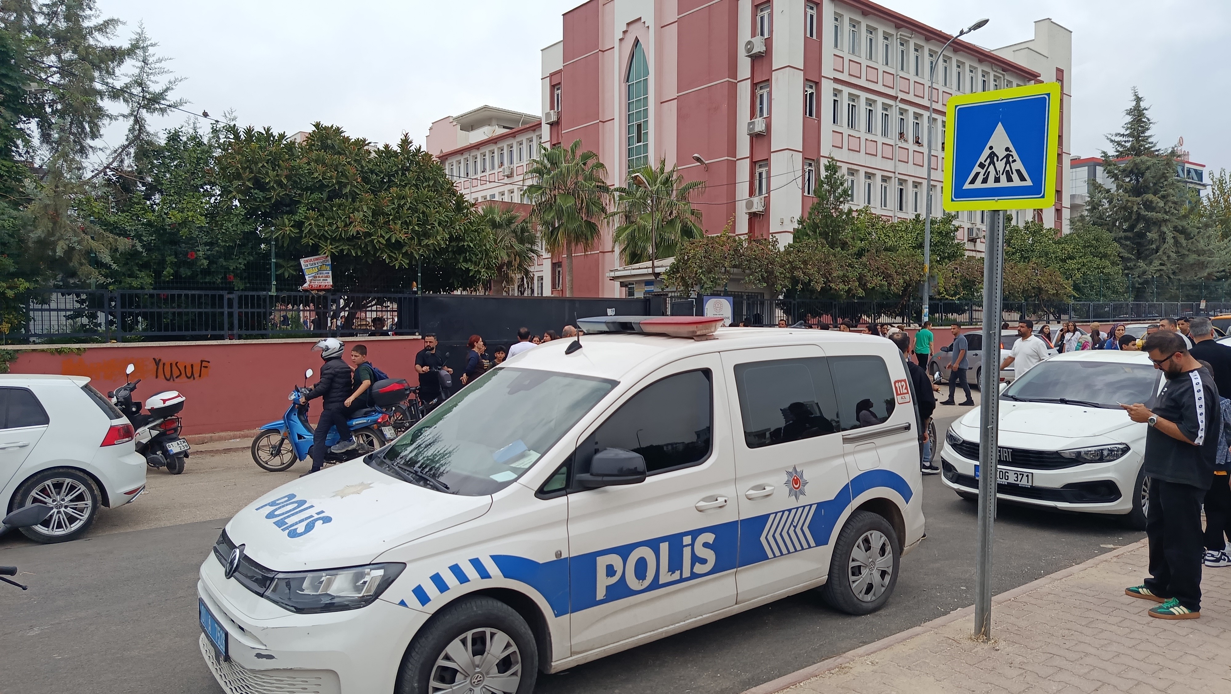 Adana'da okulda dedikodu kavgası: Kız öğrenci arkadaşını ekmek bıçağıyla yaraladı