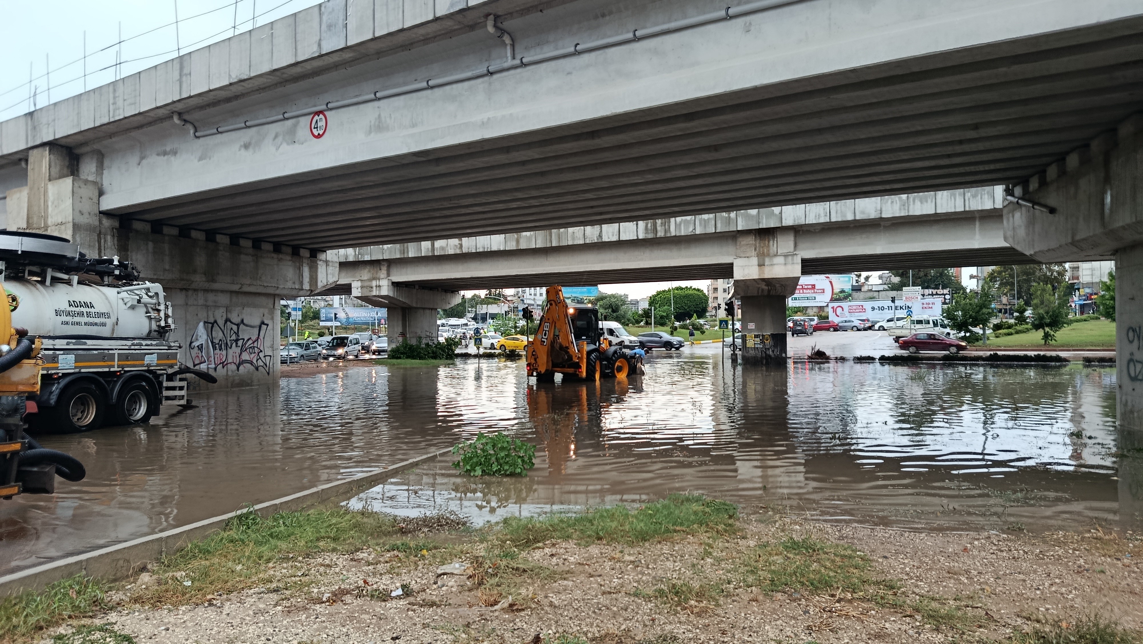 Adana’da sağanak ve kuvvetli rüzgâr hayatı olumsuz etkiledi
