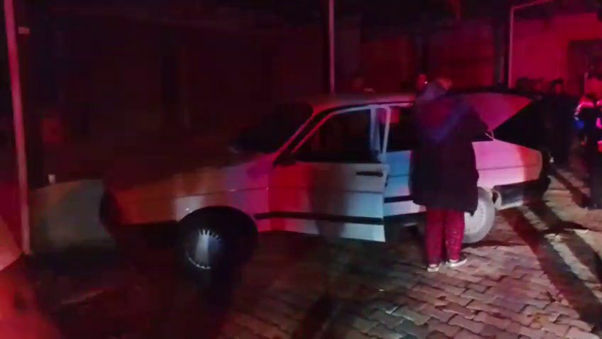Kozan’da otomobil park halindeki kamyonete çarptı: 2 kişi yaralandı