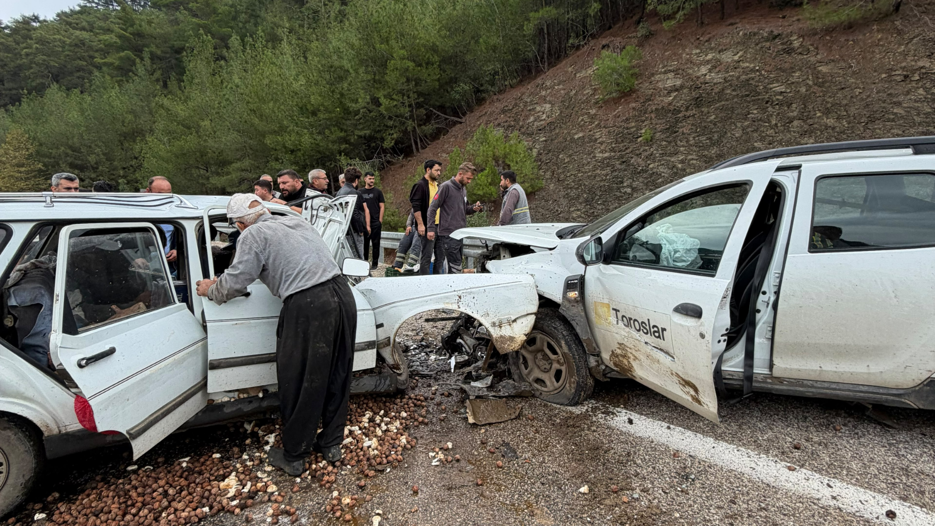 Kozan’da iki otomobil kafa kafaya çarpıştı: Yaralılardan birinin durumu ağır