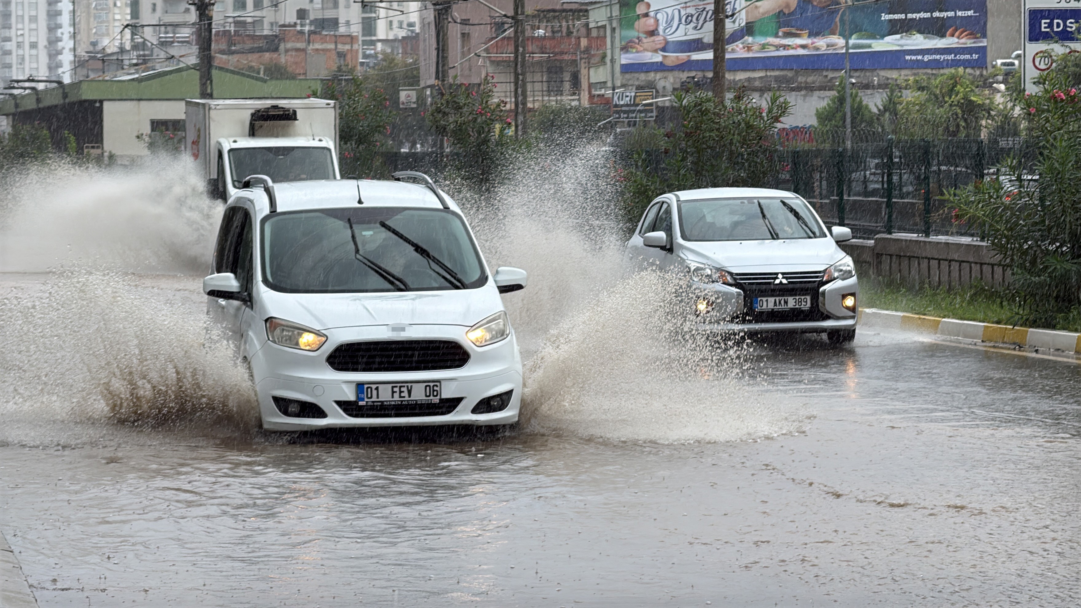 Adana’da sağanak yolları göle çevirdi