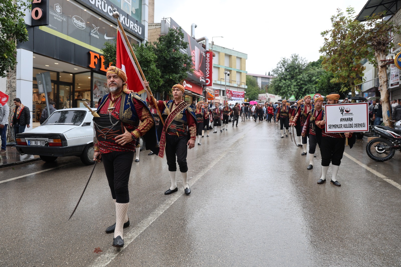Kozan’da İsmet Atlı Karakucak Güreşleri yağmur altında başladı