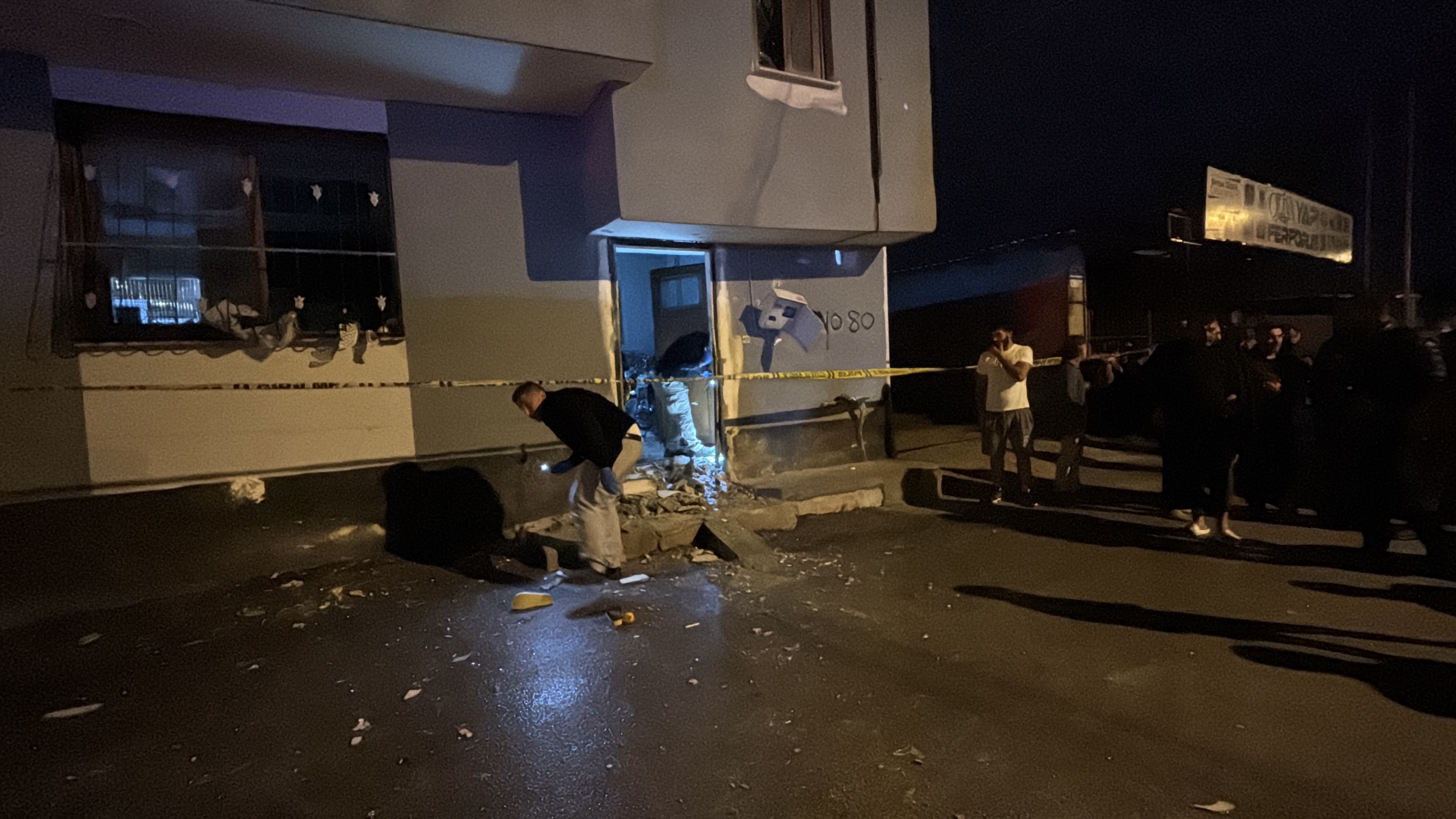 Adana'da 2'si çocuk, 5 kişinin bulunduğu eve el yapımı patlayıcı attılar