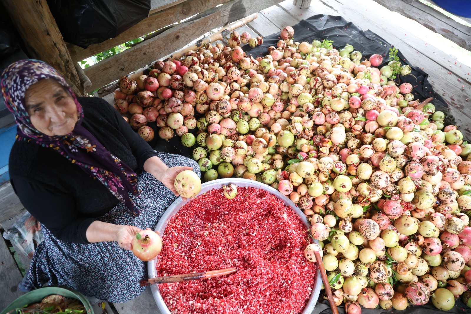 80 yaşındaki Yeter nine, nar ekşisi geleneğini yaşatıyor