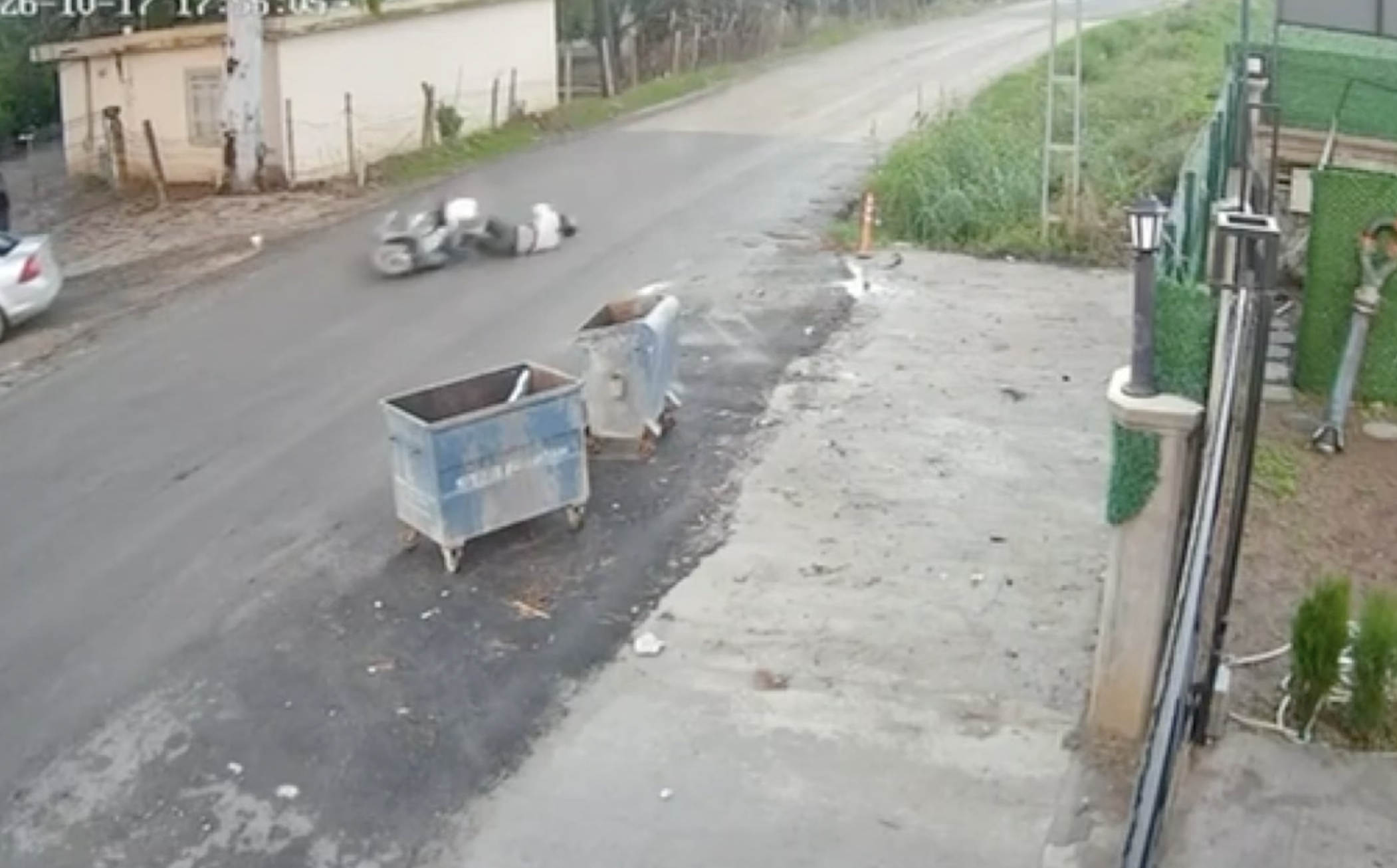 Kediye çarpmamak için manevra yaptı, motosiklet devrildi