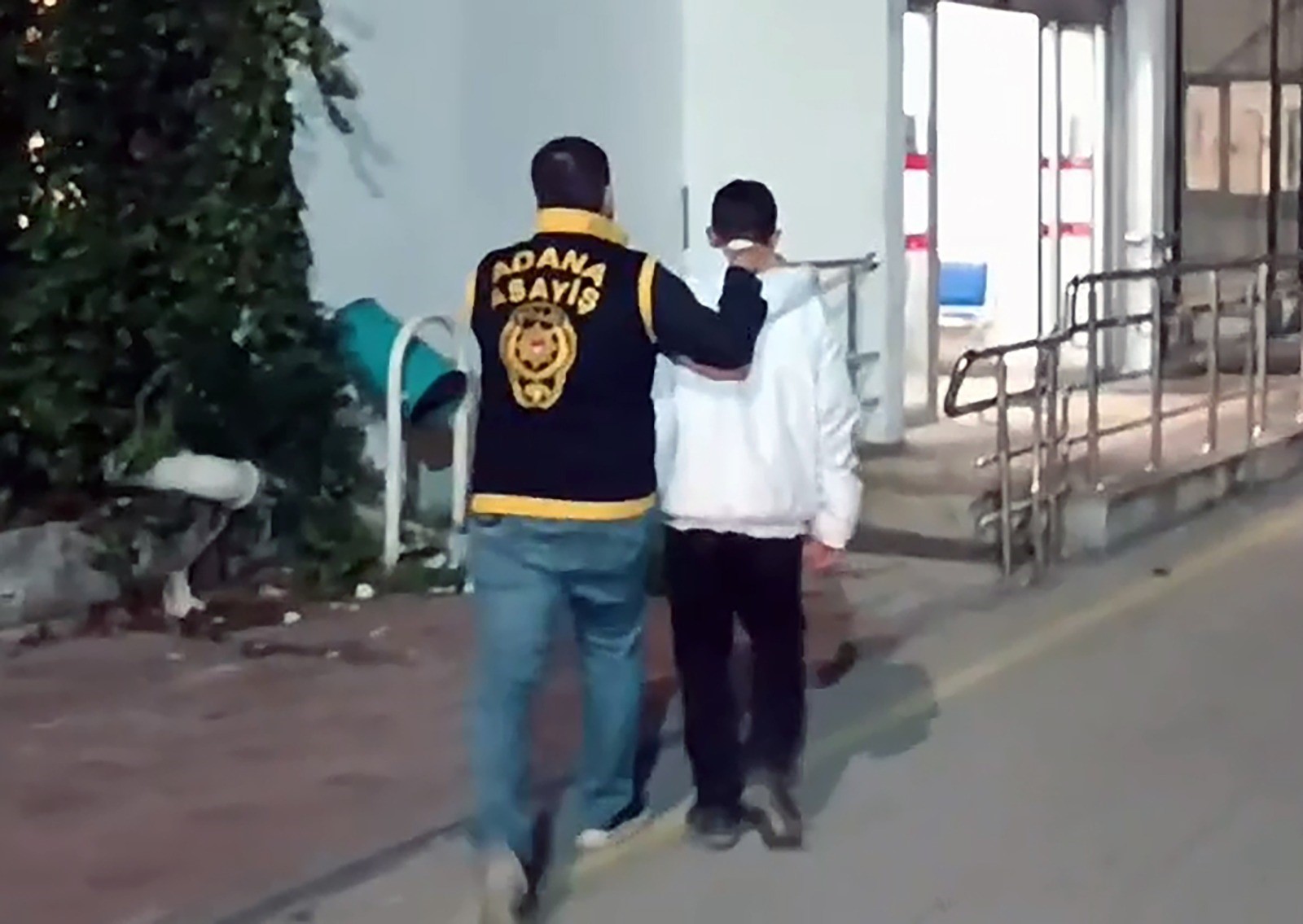 Adana’da 15 yaşındaki çocuğu başından vuran 17 yaşındaki tetikçi tutuklandı