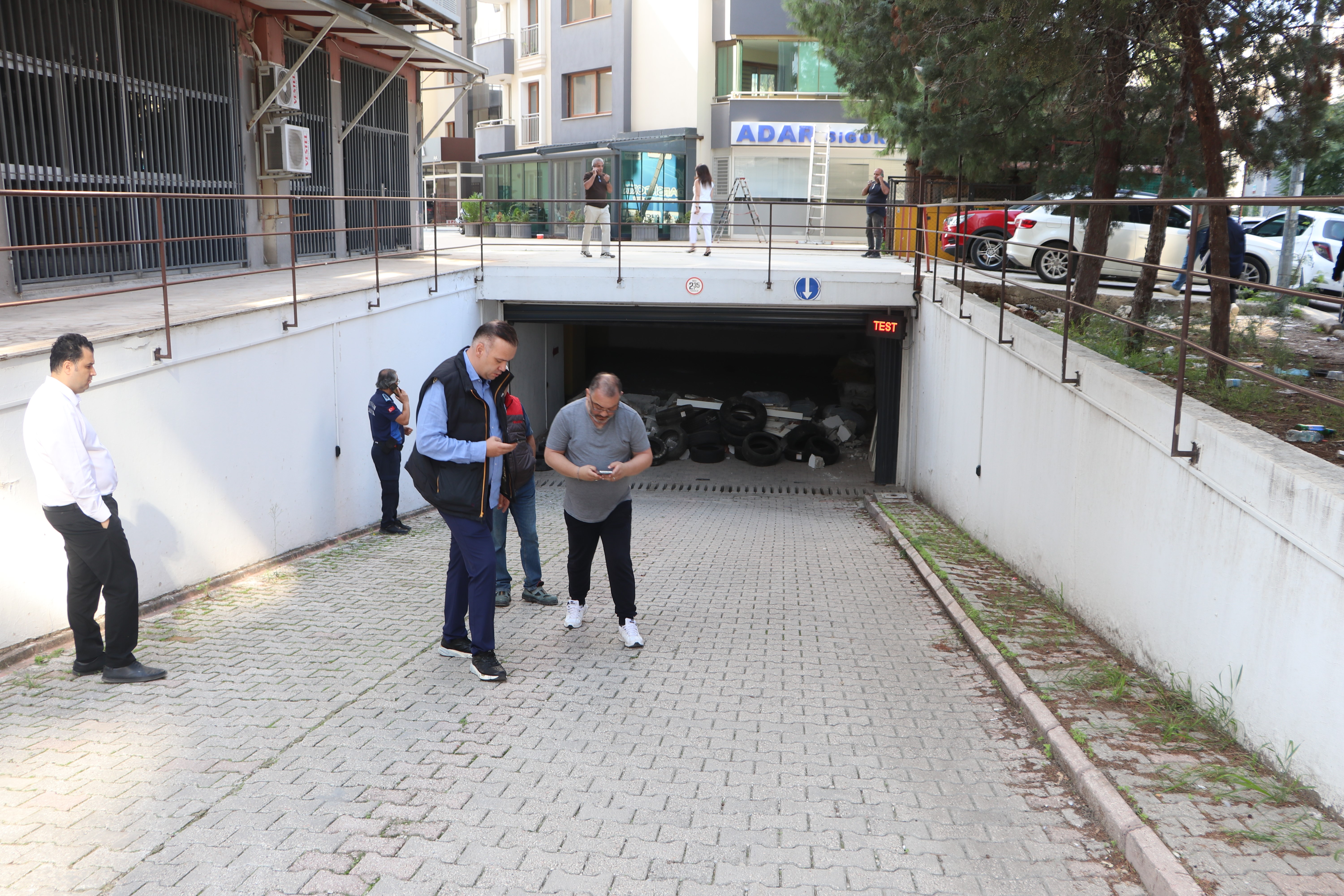 Otopark anlaşmazlığı mahkemeye taşındı, araçlar molozlar nedeniyle mahsur kaldı