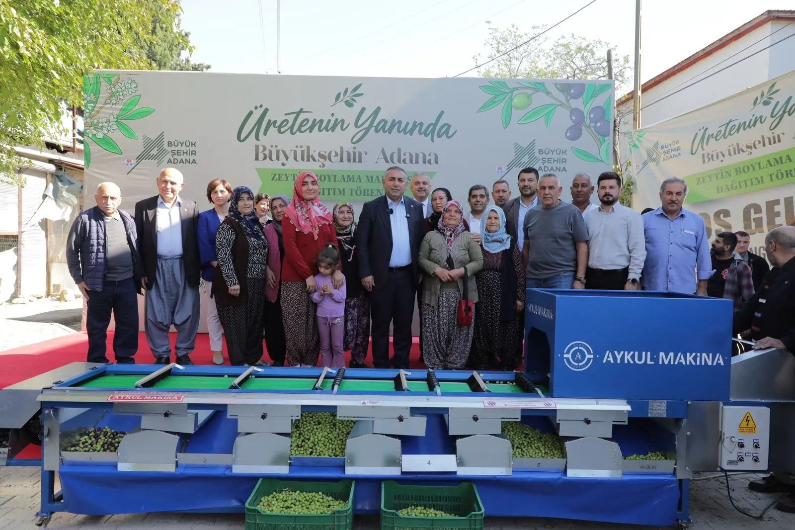 Karaisalı’da zeytin üreticilerine boylama makinesi desteği