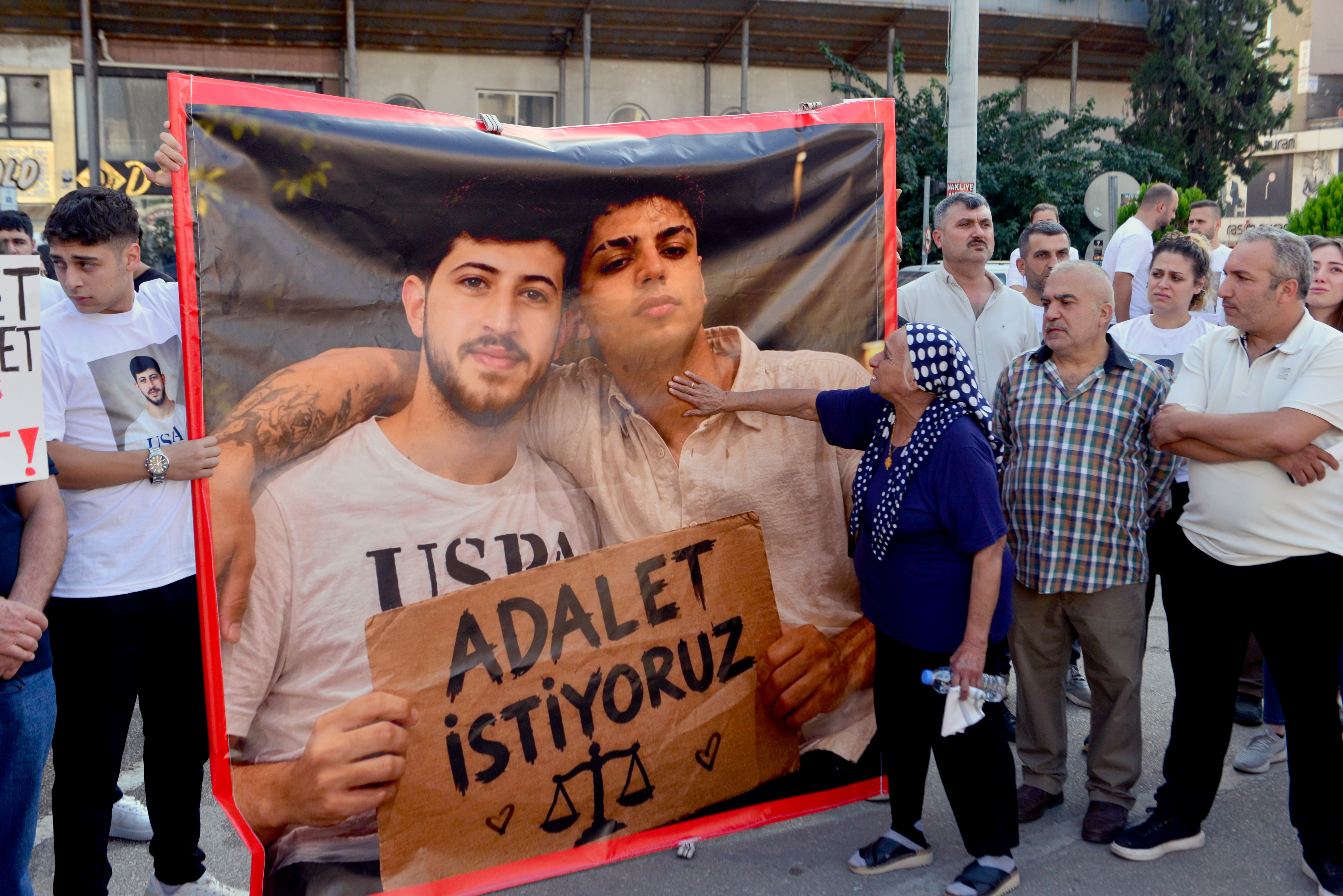 Adana'da 2 gencin ölümüne neden olan sürücünün tahliyesi protesto edildi