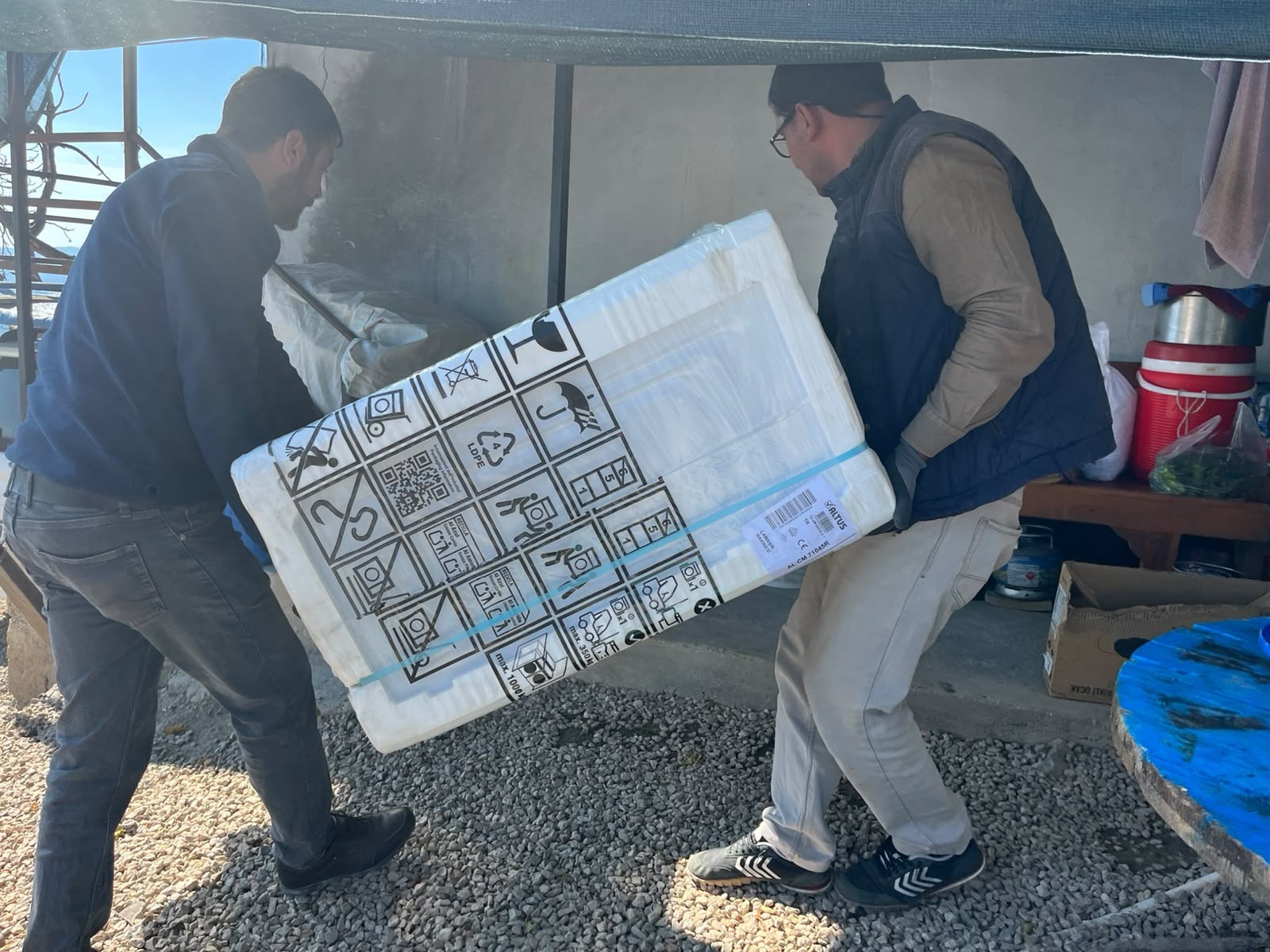 Kozan'da yangın mağdurlarına belediye desteği sürüyor
