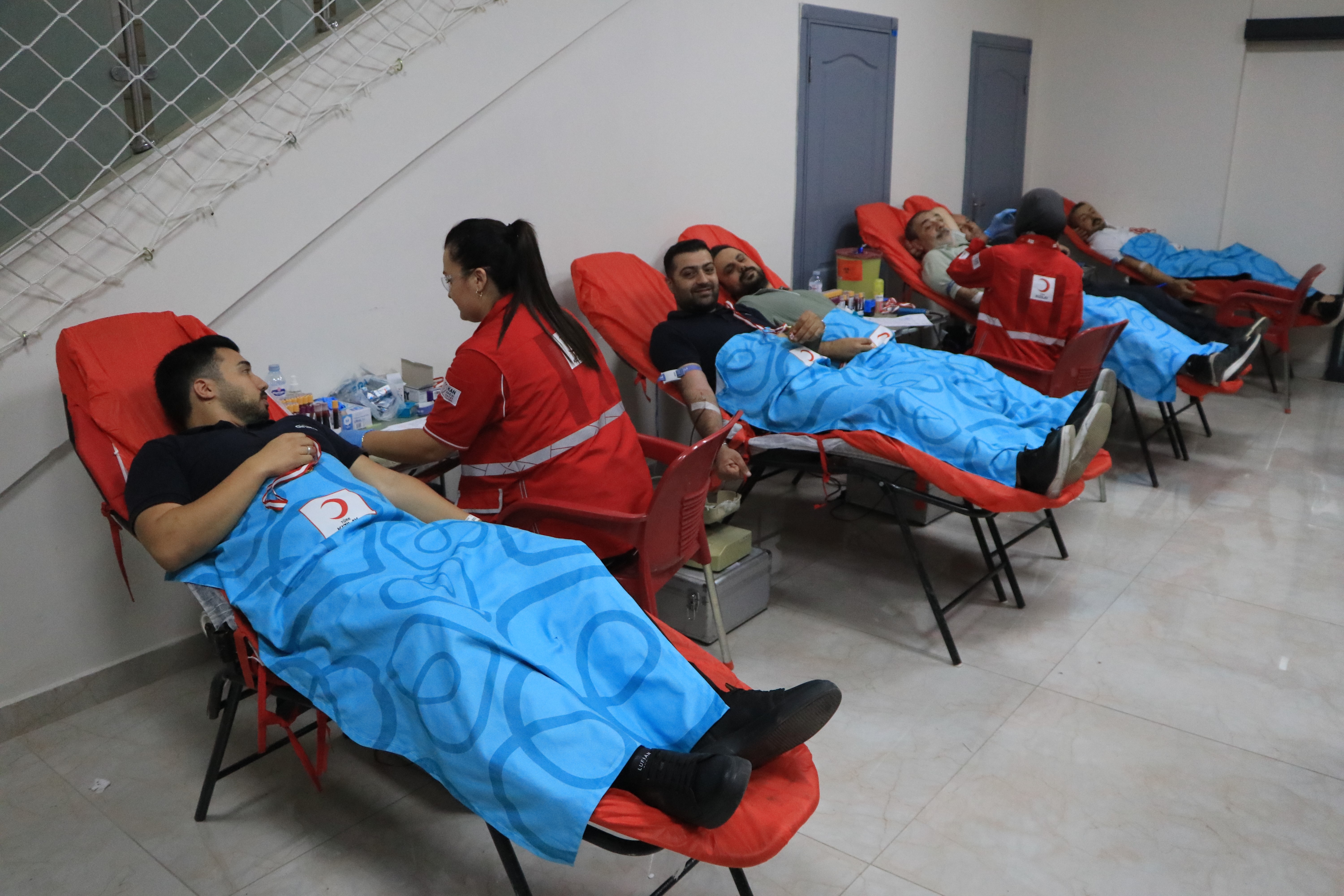 Adana'da öğretmen ve velilerden Kızılay'a kan bağışı desteği
