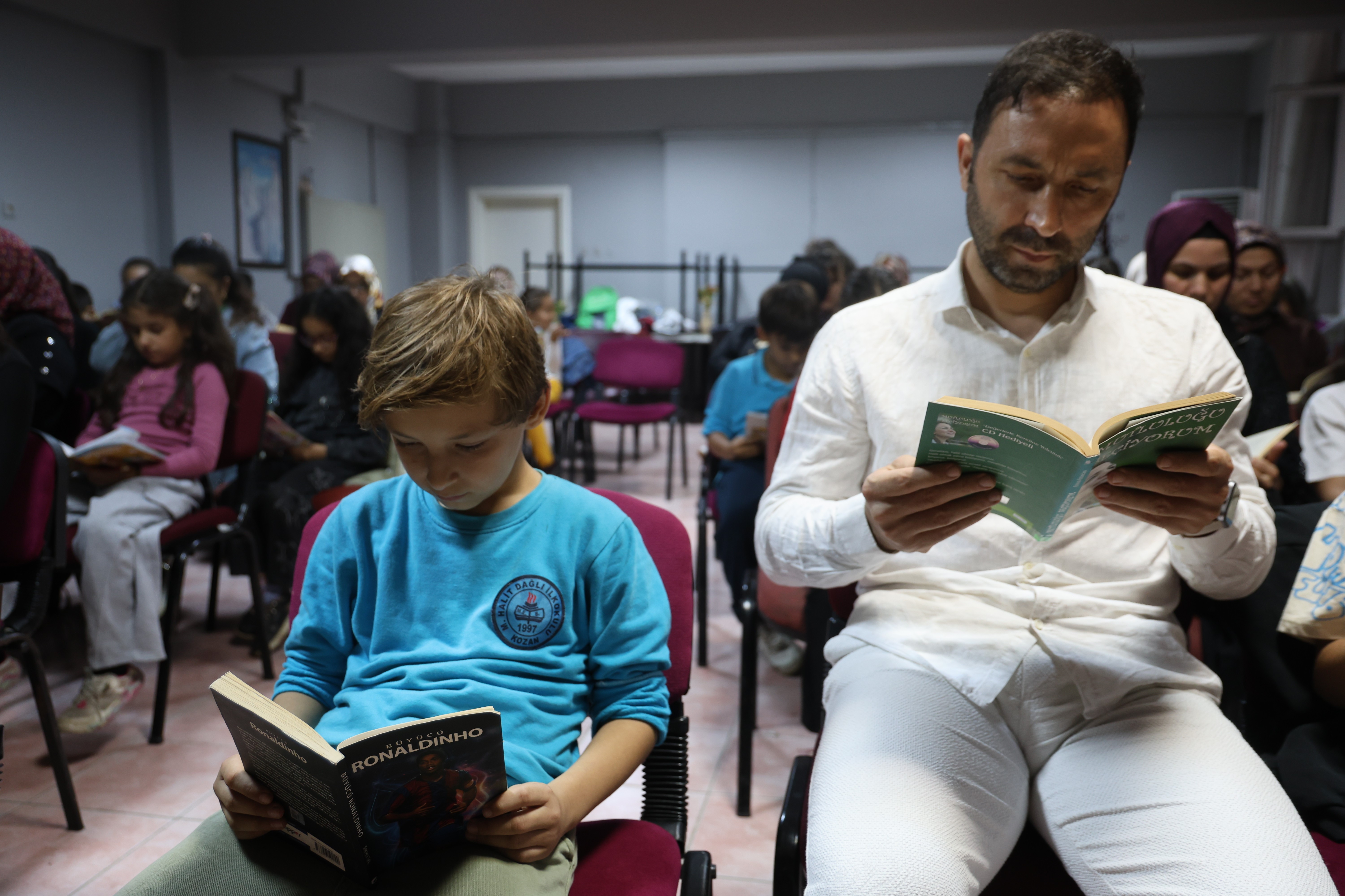 Kozan'da aileler çocuklarıyla birlikte ekranı kapatıp kitap okudu