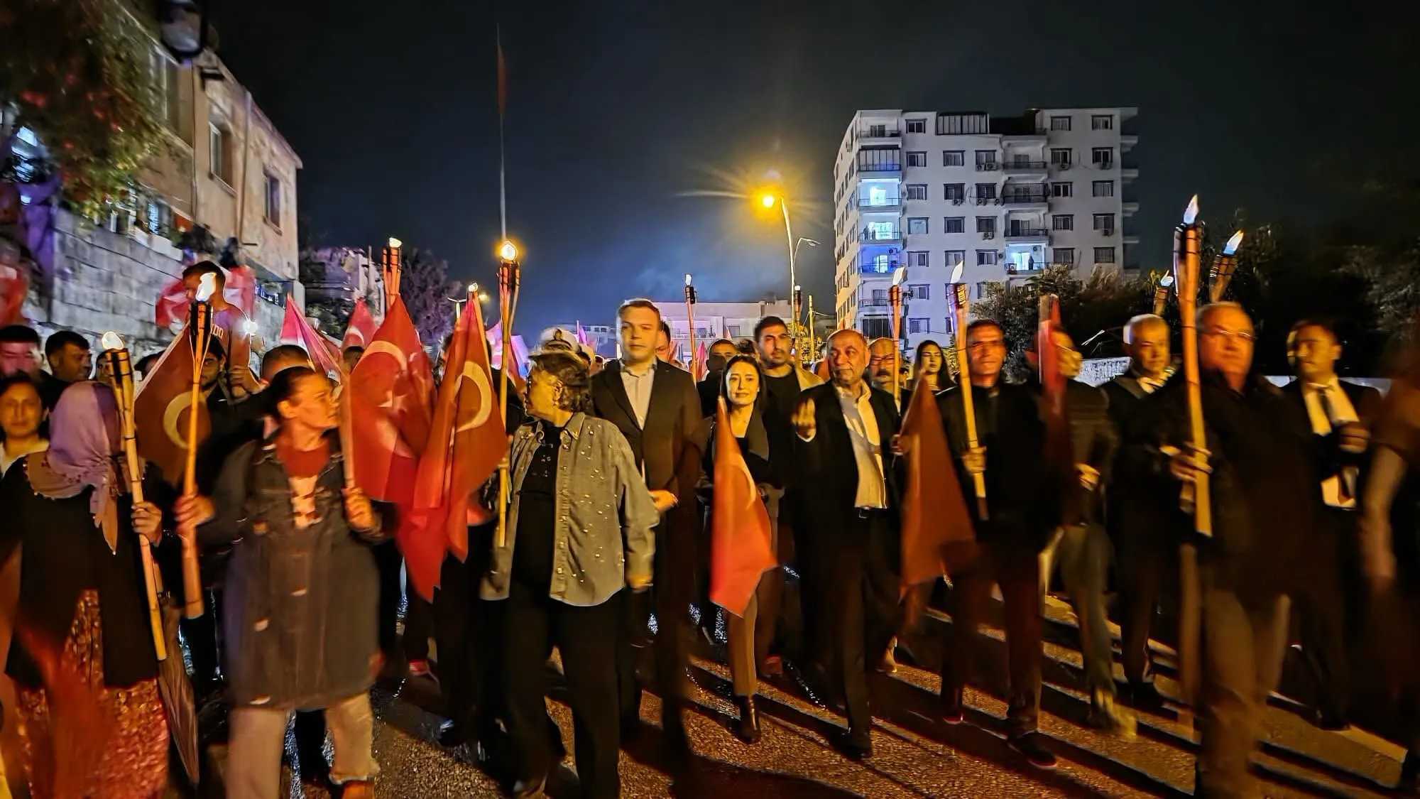 Yumurtalık’ta Cumhuriyet coşkusu fener alayıyla yaşandı