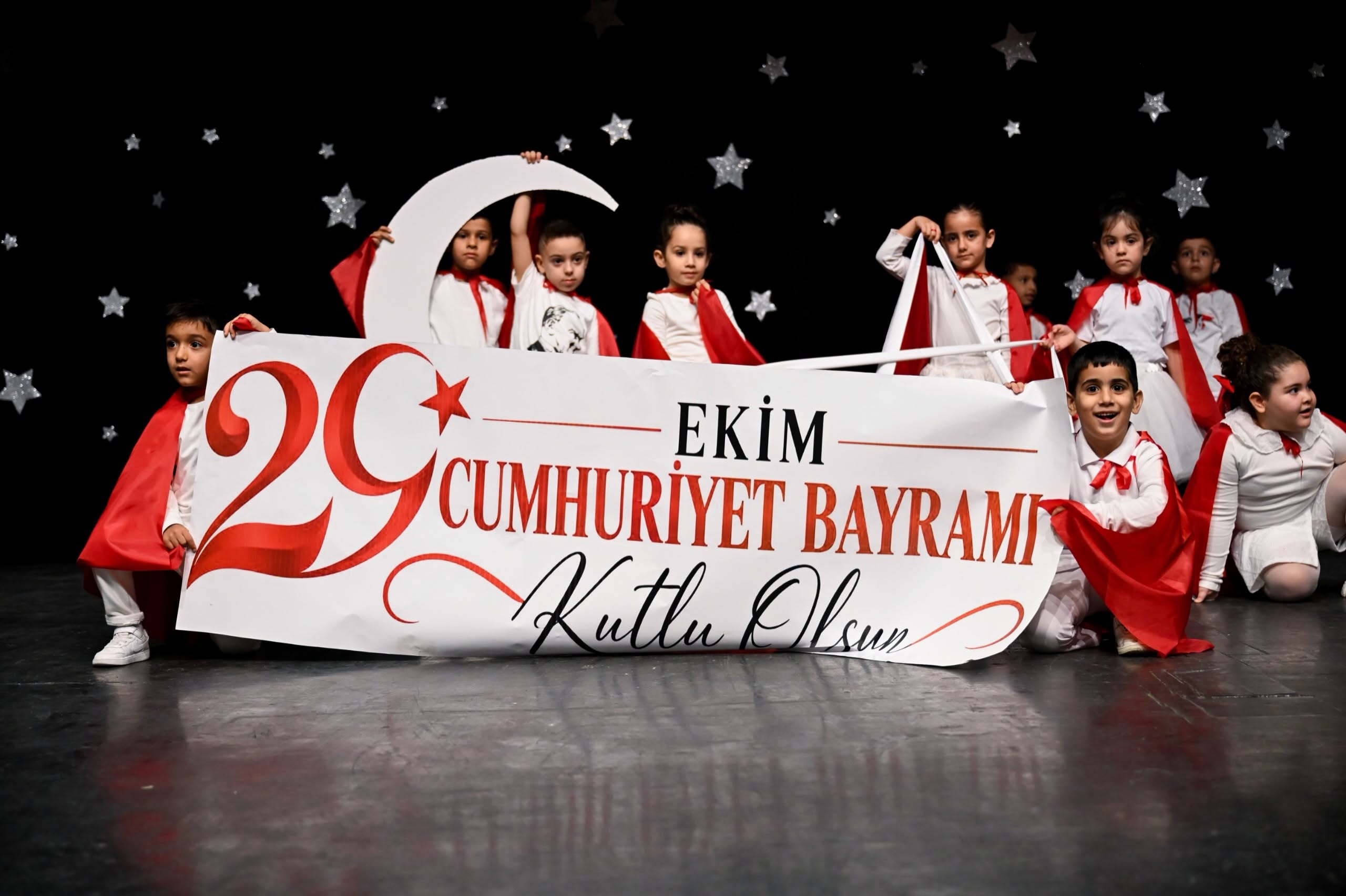 Seyhan’da minikler Cumhuriyet Bayramı’nı coşkuyla kutladı