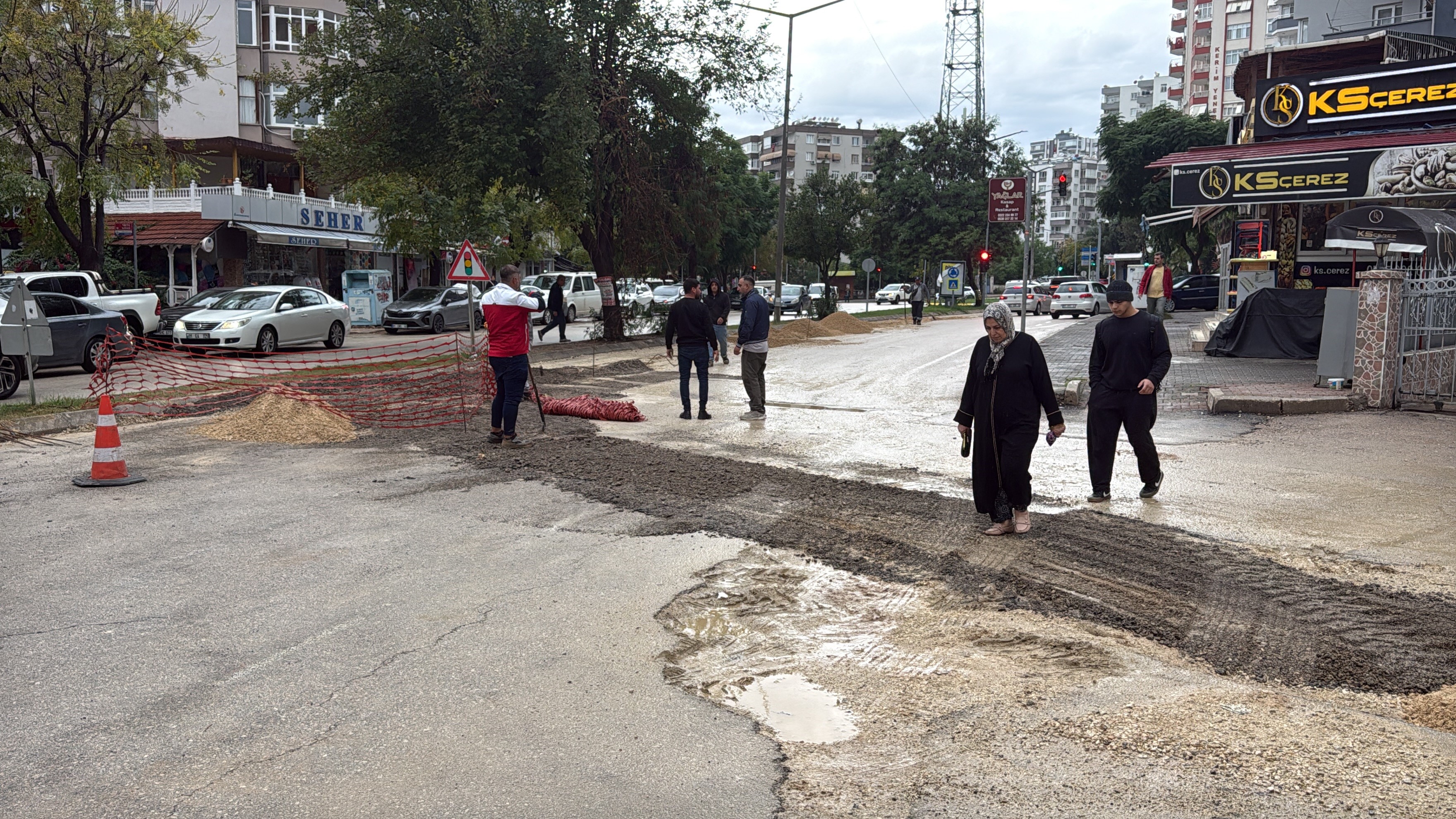 Adana’da şiddetli yağış sonrası yol çöktü