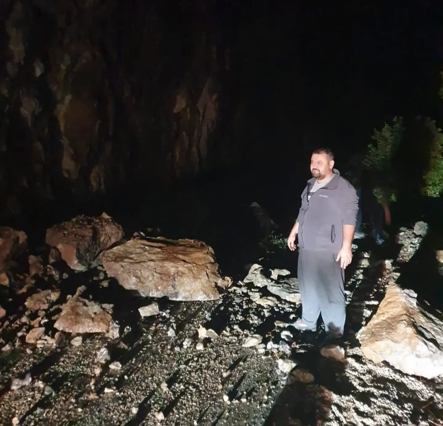 Feke-Tapan yolunda kaya düşmesi nedeniyle ulaşım durdu