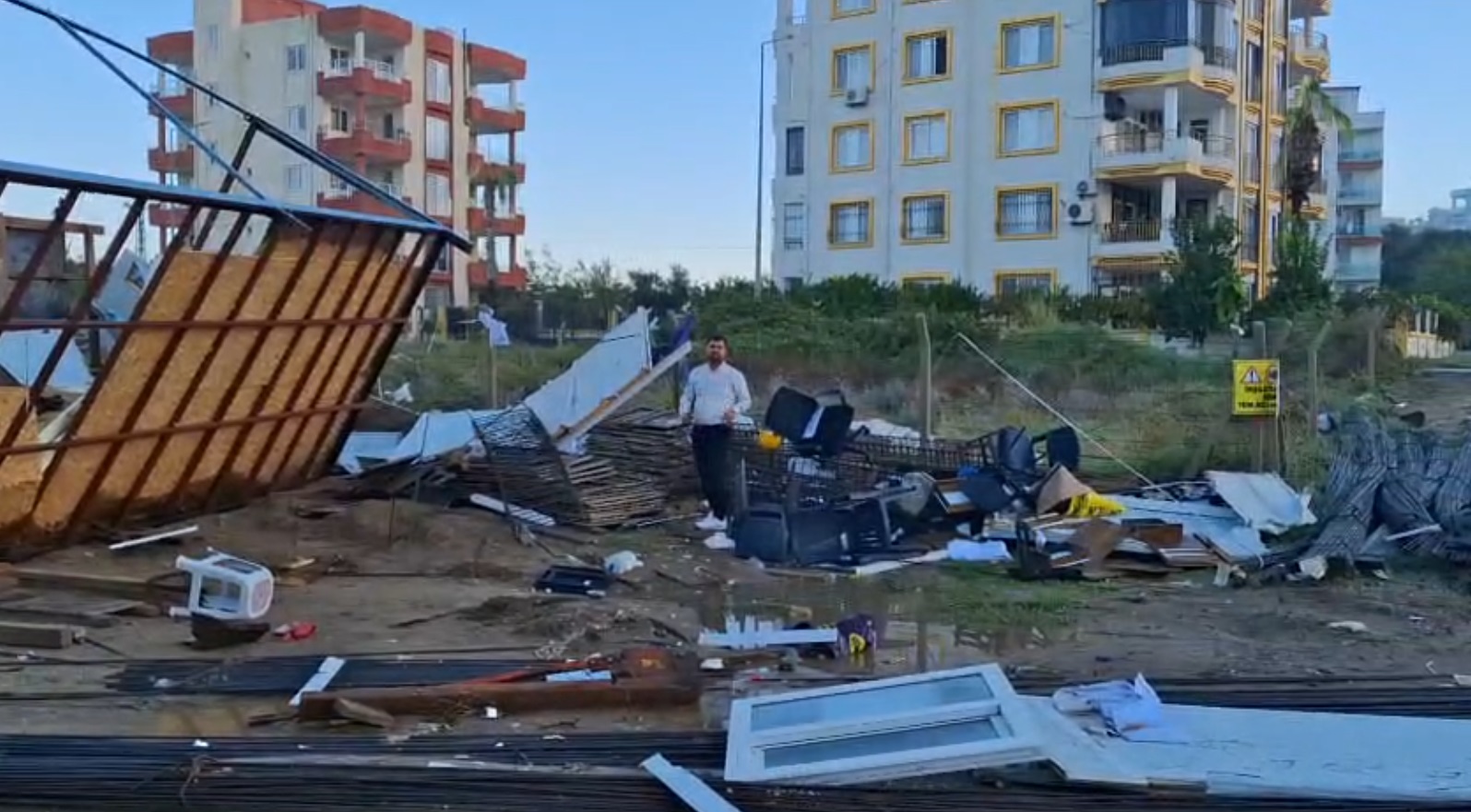Karataş’ta hortum inşaat şantiyesinde hasara yol açtı