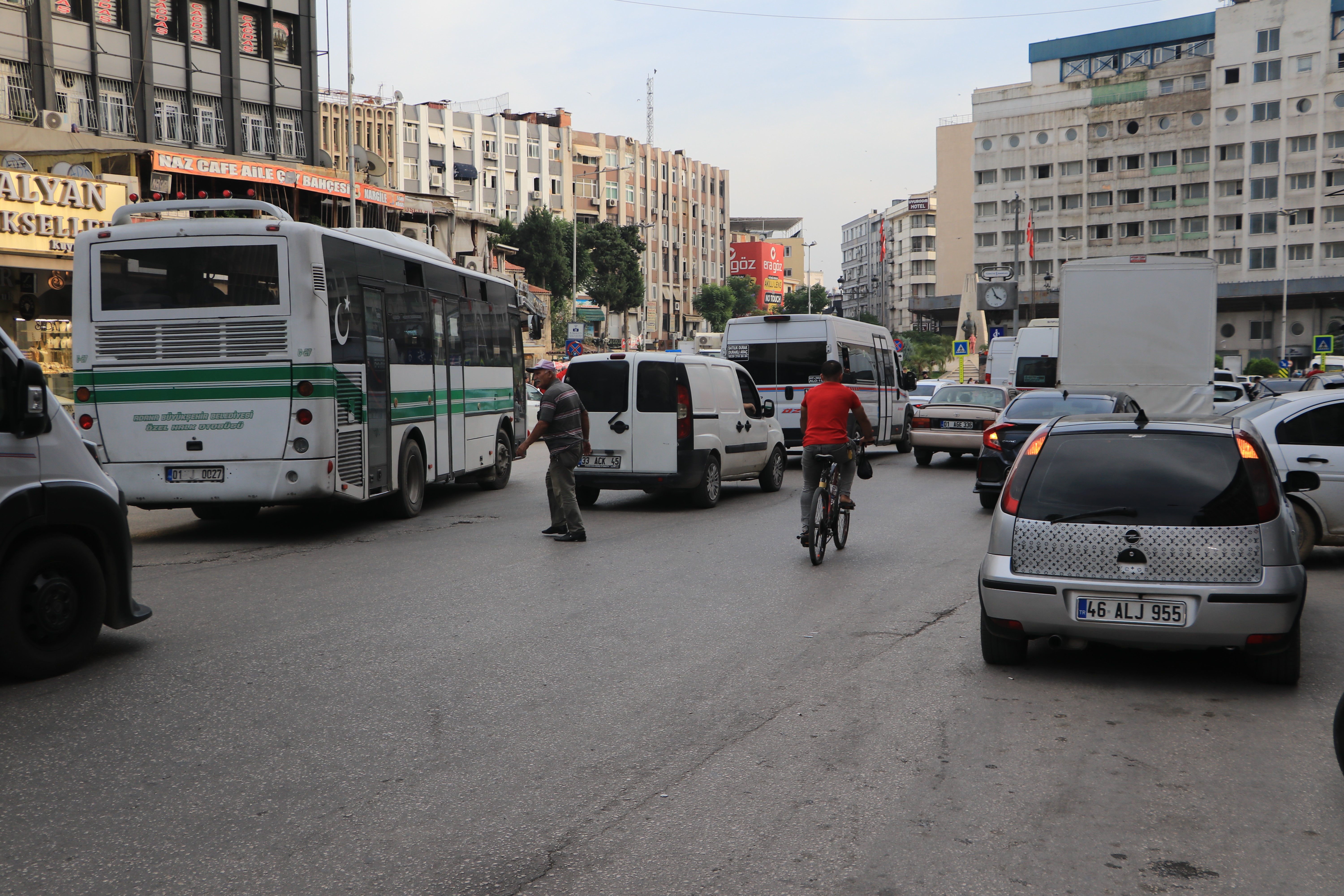 Adana’da çift sıra park tepkisi: Trafik içinden çıkılmaz hale geldi