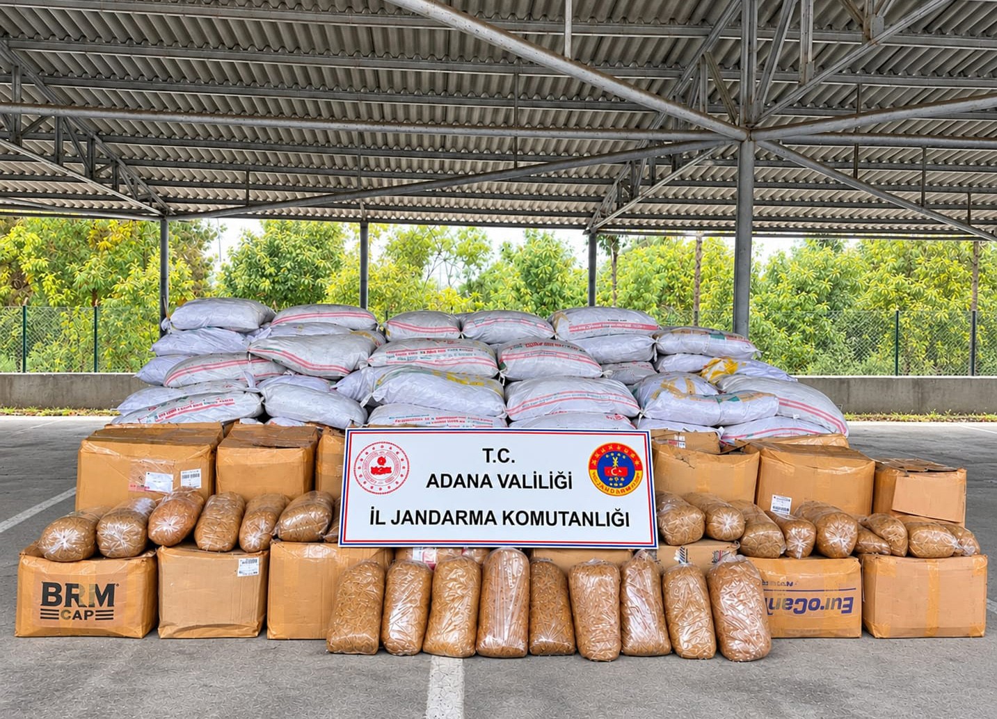 Adana’da 3 tırdan 8 ton kaçak tütün çıktı