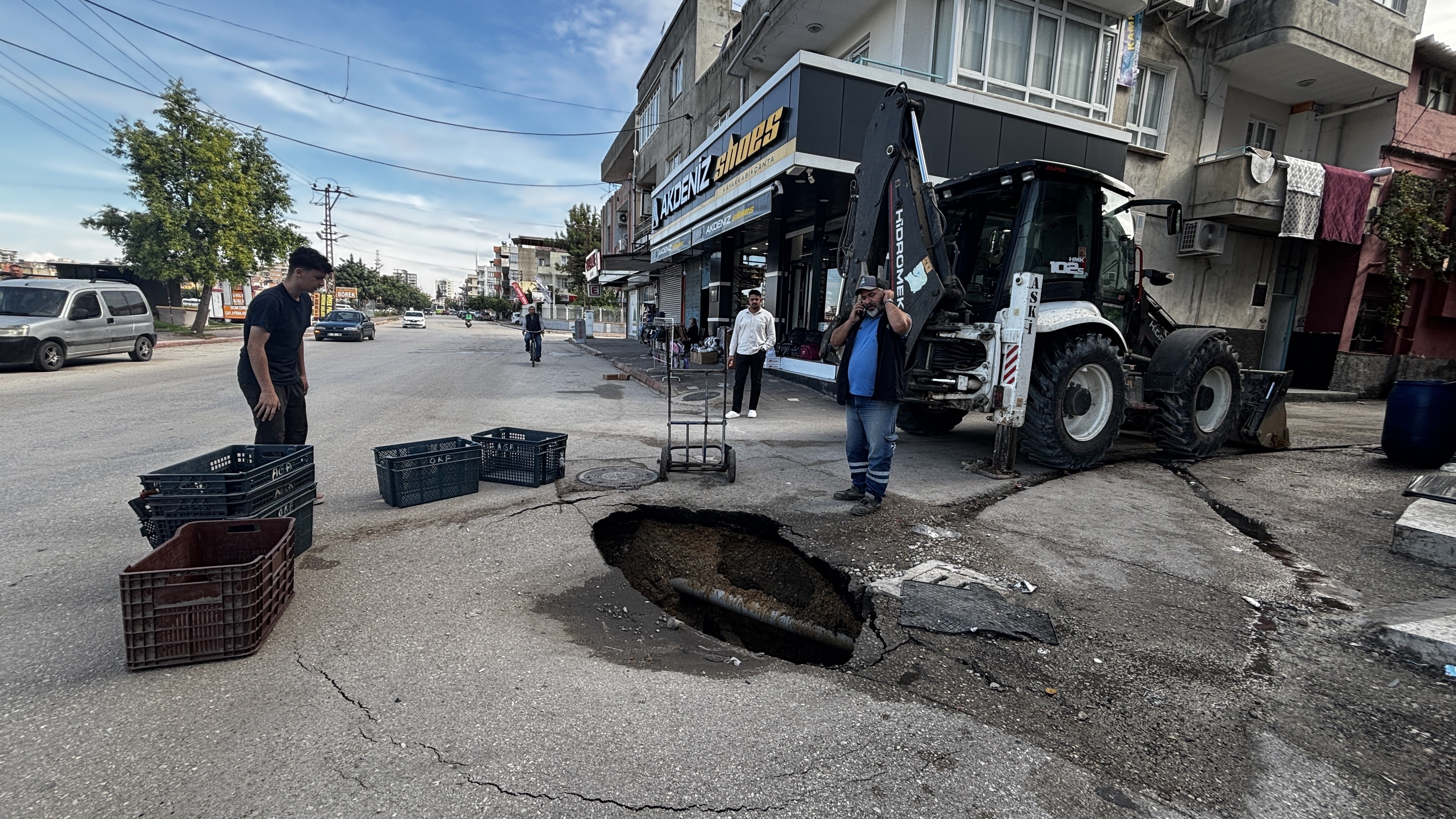 Adana’da yol çöktü, esnaf çukuru kasalarla kapattı