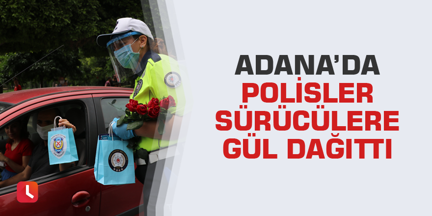 Adana’da polisler sürücülere gül dağıttı