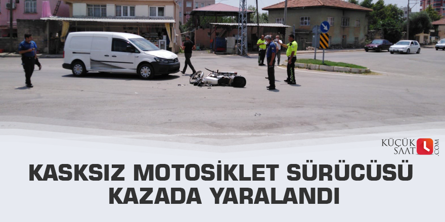 Kasksız motosiklet sürücüsü kazada yaralandı