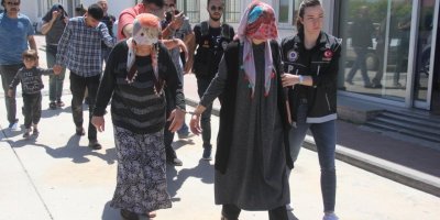 Narkotik köpeği kadının vücuduna sardığı uyuşturucuyu buldu