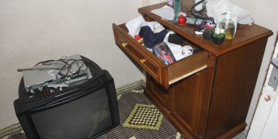 Masanın üzerindeki televizyon üstüne düştü, hayatını kaybetti