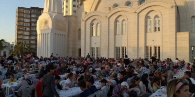 Seyhan Müftülüğü ve Nuri Çomu Vakfı’nın desteğiyle bin 500 kişiye iftar yemeği