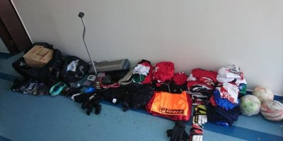 Spor Kulubüne giren hırsızlar futbolculara ait forma, futbol topu, kaleci eldiveni, skorbordu çaldı.