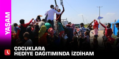 Çocuklara hediye dağıtımında izdiham