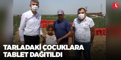 Tarladaki çocuklara tablet dağıtıldı