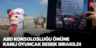 ABD Konsolosluğu önüne kanlı oyuncak bebek bırakıldı