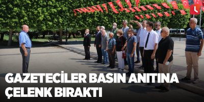 Gazeteciler basın anıtına çelenk bıraktı