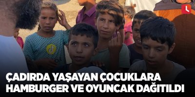 Çadırda yaşayan çocuklara hamburger ve oyuncak dağıtıldı