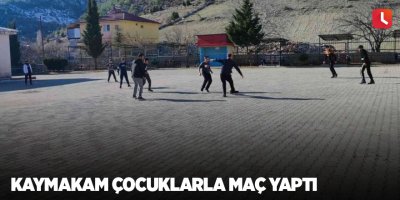 Kaymakam çocuklarla maç yaptı