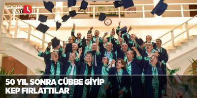 50 yıl sonra cübbe giyip kep fırlattılar