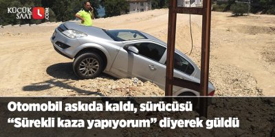 Otomobil askıda kaldı, sürücüsü “Sürekli kaza yapıyorum” diyerek güldü